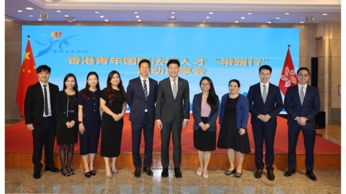 香港律师会会长汤文龙联同4位代表