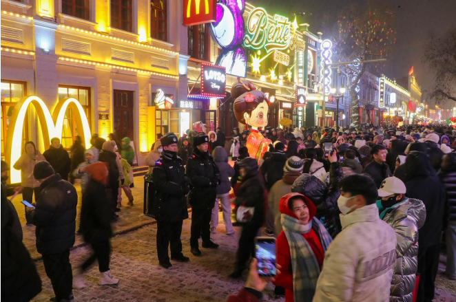 道外分局民警在中华巴洛克灯会现场执勤