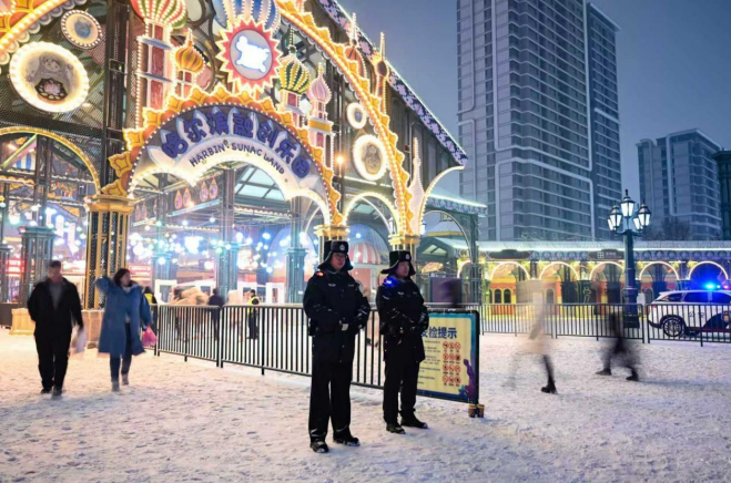 松北分局民警在融创乐园千灯会现场执勤