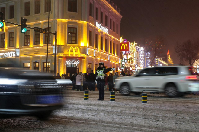 交管支队民警在灯会外围开展交通疏导