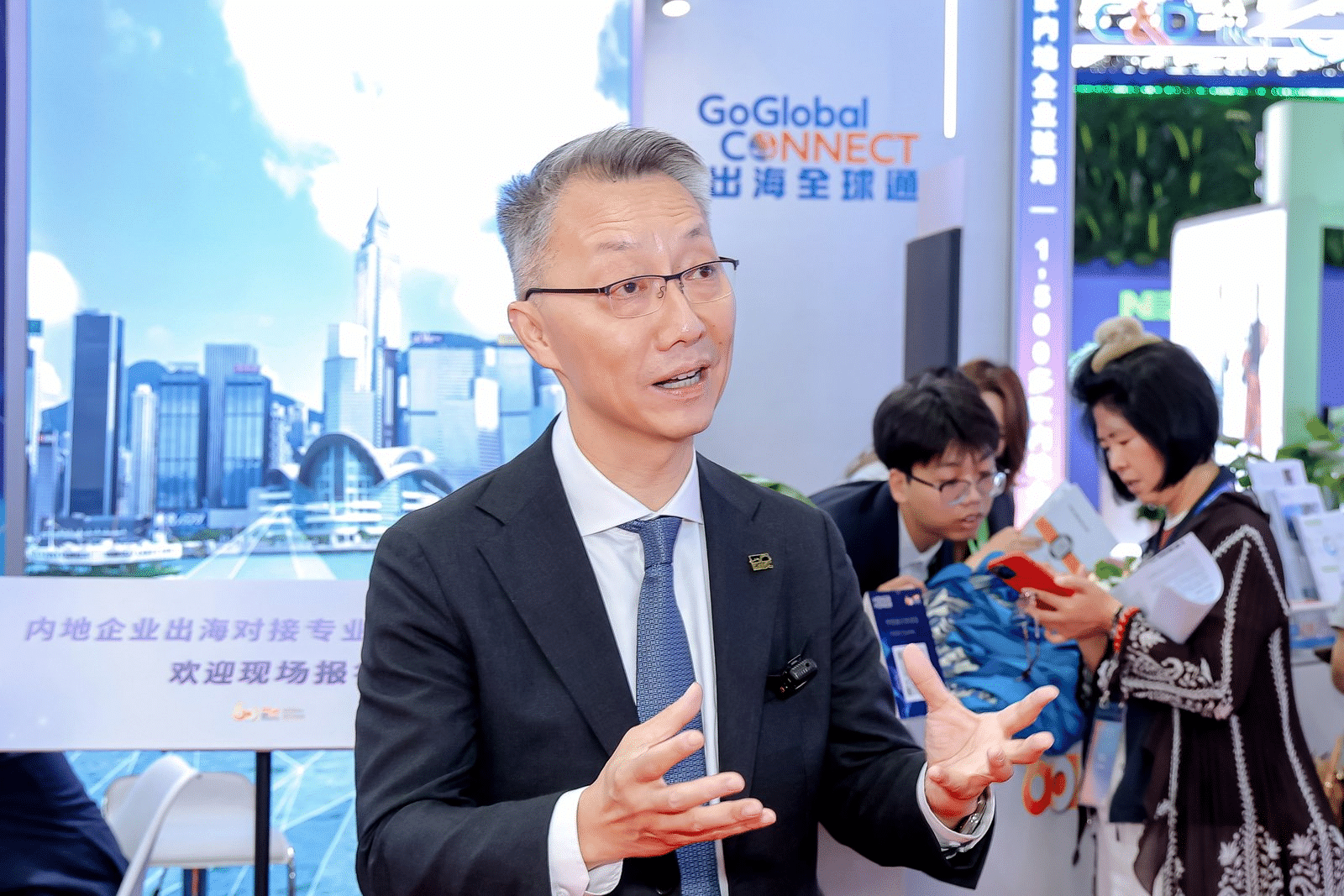图：香港贸发局华北、东北首席代表陈嘉贤接受媒体采访