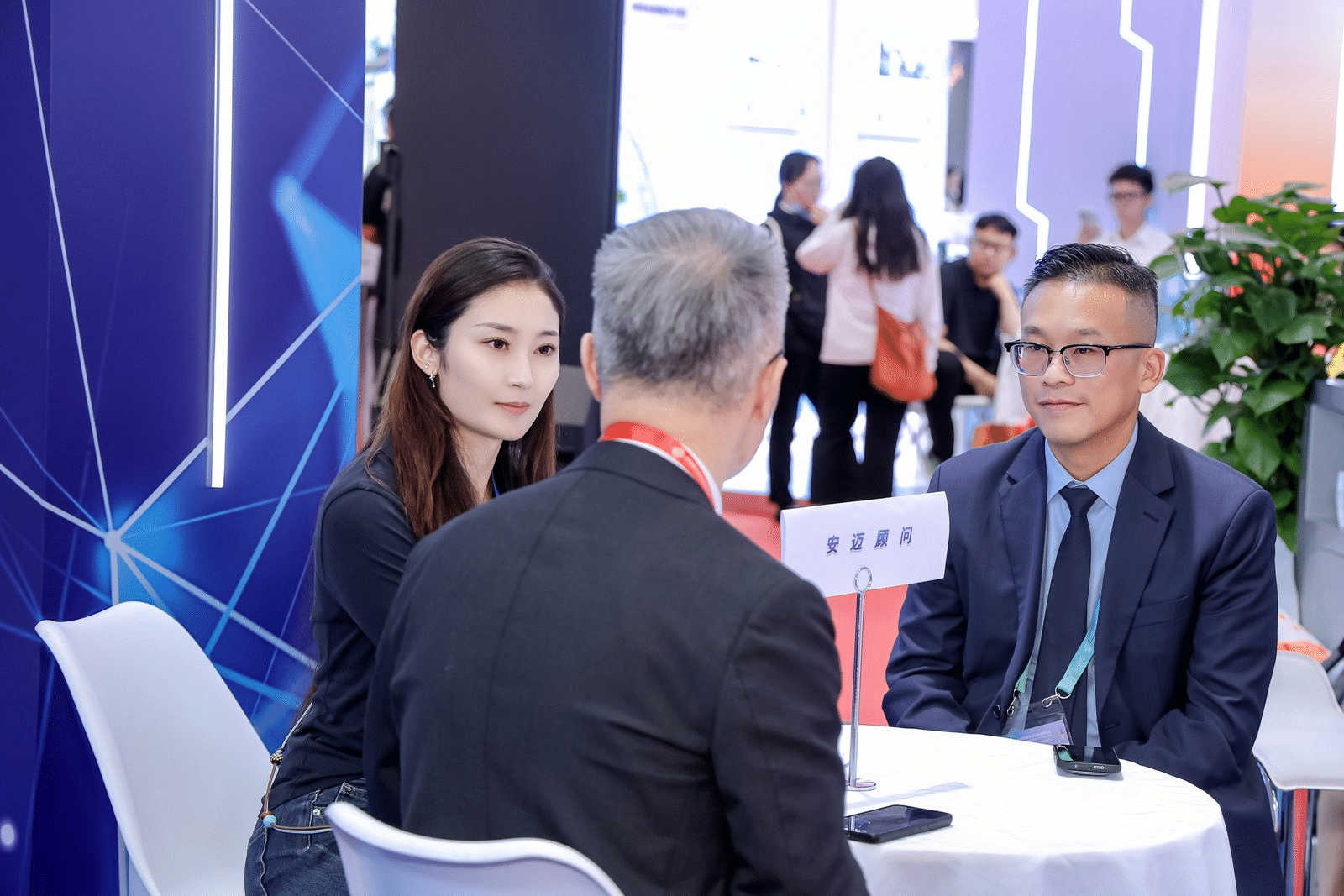 图：企业代表在链博会香港贸发局展台内交流