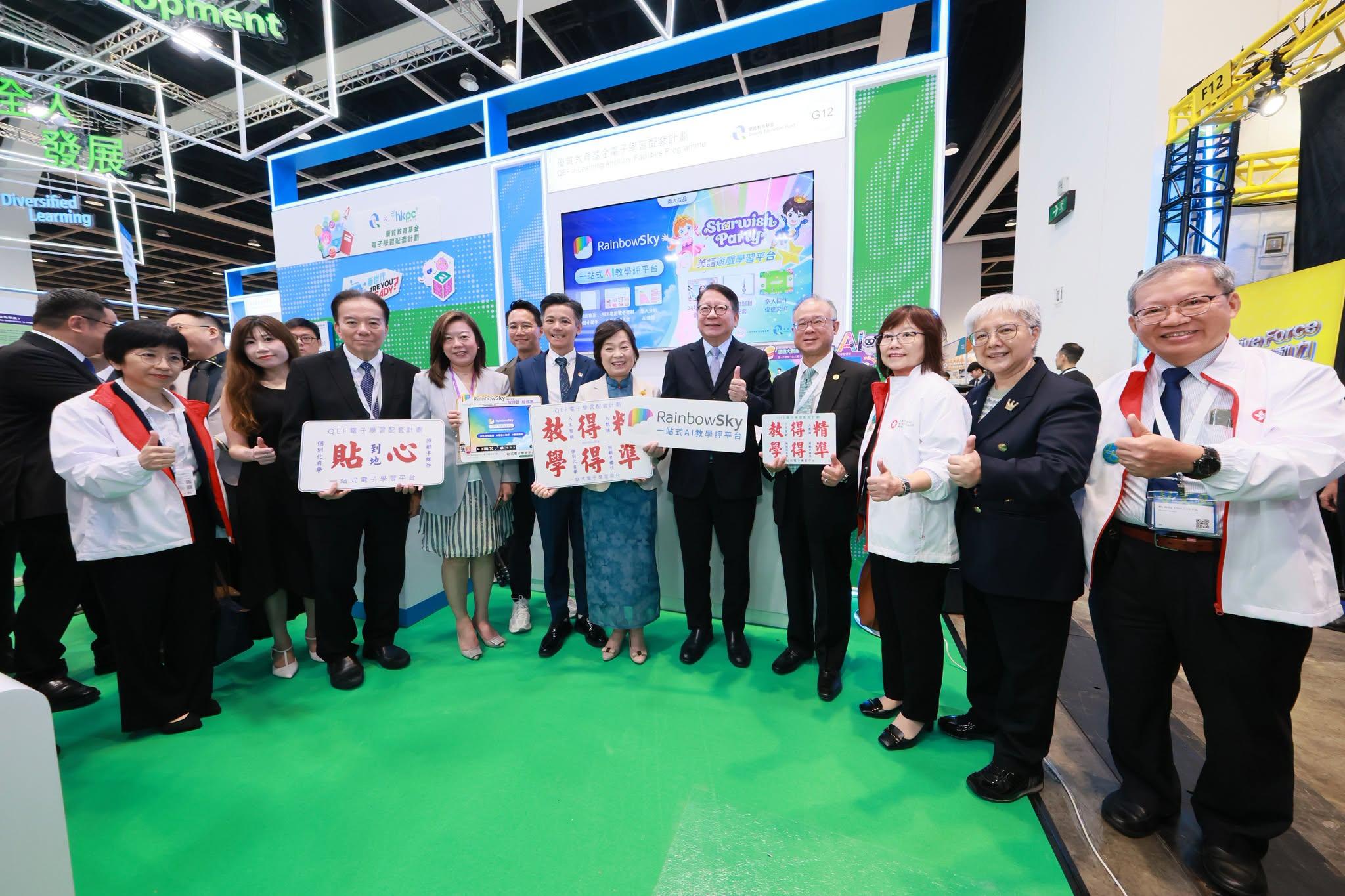 可能是包含下列内容的图片：新闻中心和文字