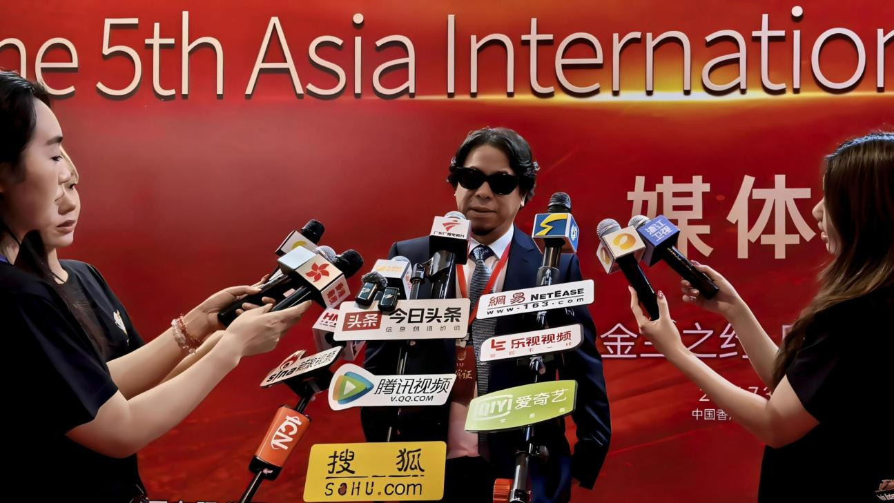 图为李岩导演代表《谍战哈尔滨》剧组接受媒体采访