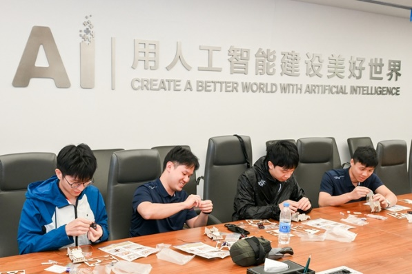 人工智能主题交流团教师制作声控小车